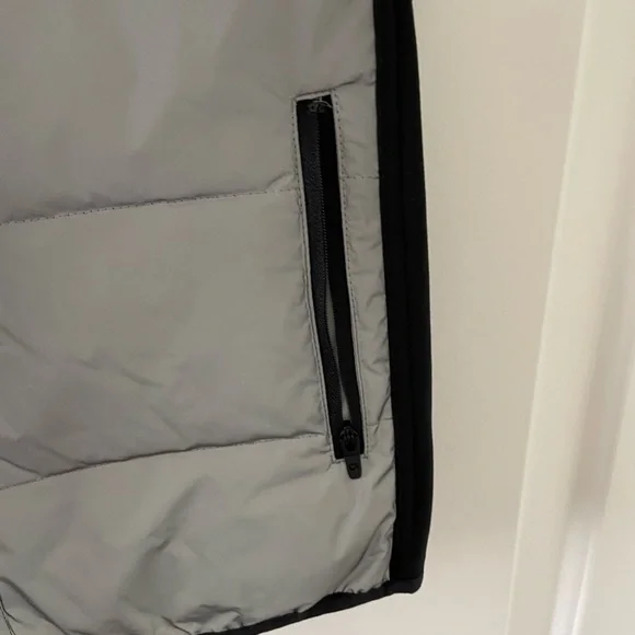 Gap Fit vest size L - Picture 3 of 6